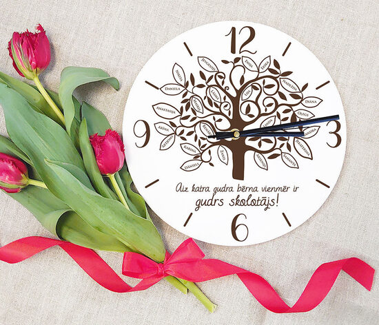 Koka sienas pulksteņi skolotājai izlaidumā