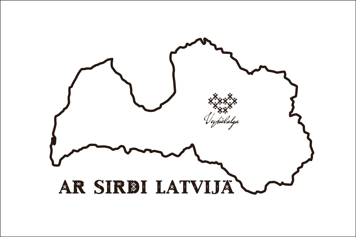 Koka paplāte ar gravējumu - Ar sirdi Latvijā