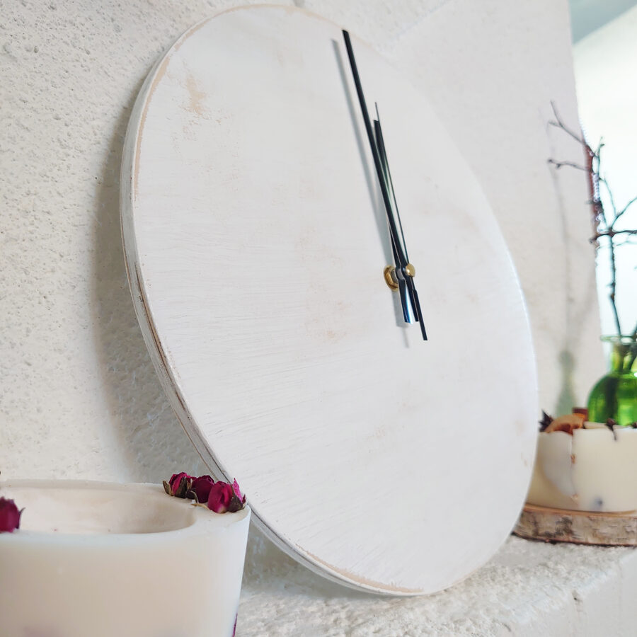 Koka sienas pulkstenis ar gravējumu - IZLAIDUMS ar sirdi /ar rakstu zīmēm/