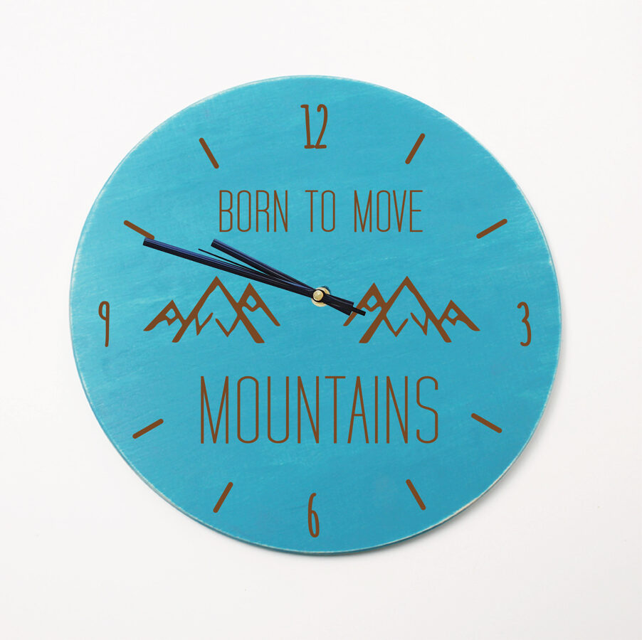 Koka pulkstenis ar gravējumu - Born to move mountains