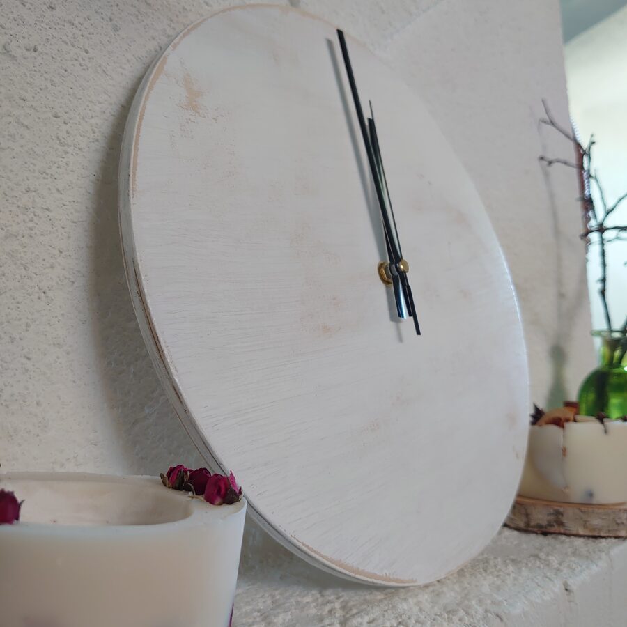Koka sienas pulkstenis ar gravējumu - IZLAIDUMS ar sirdi /ar rakstu zīmēm/