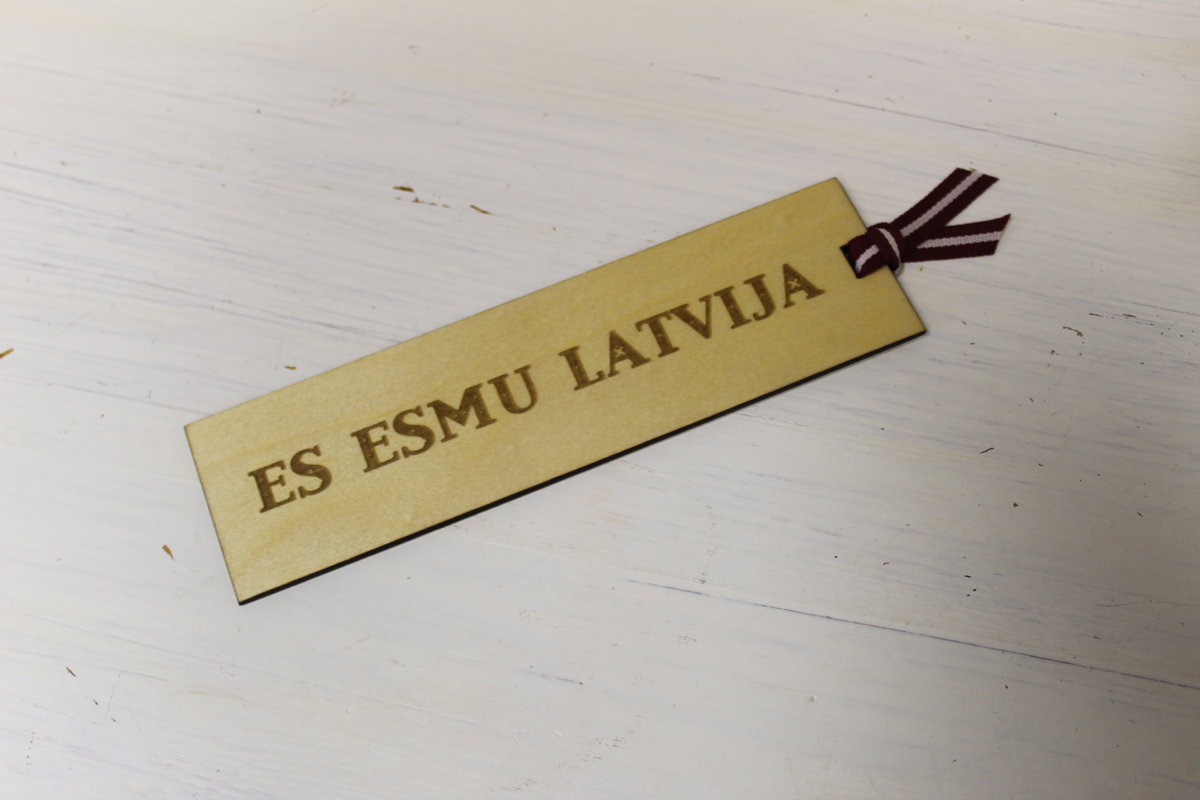 Koka grāmatzīme ar gravējumu - Es esmu Latvija /ZSG/