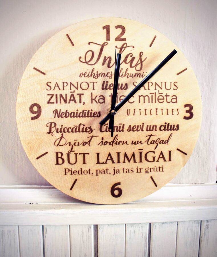Koka sienas pulkstenis ar gravējumu -Veiksmes likumi ar vārdu