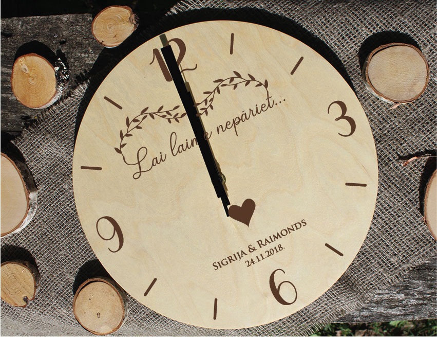 Koka sienas pulkstenis ar gravējumu - Lai laime nepāriet