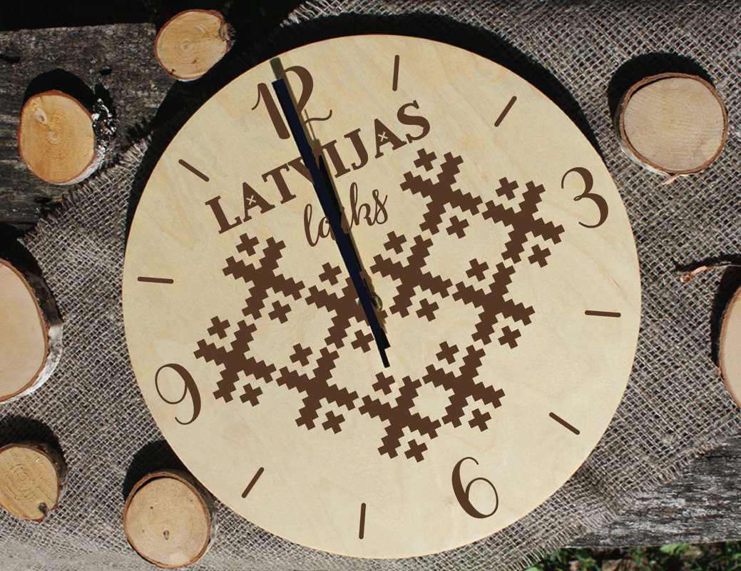 Koka sienas pulkstenis ar gravējumu - Latvijas laiks