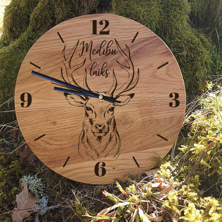 Koka sienas pulkstenis ar gravējumu - Medību laiks