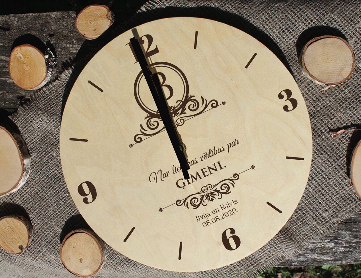 Koka sienas pulkstenis ar gravējumu - Monogramma 1