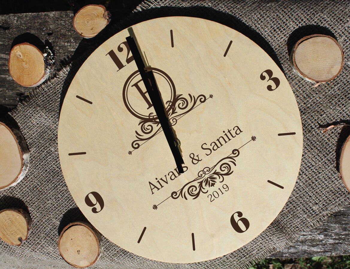 Koka sienas pulkstenis ar gravējumu - Monogramma 2