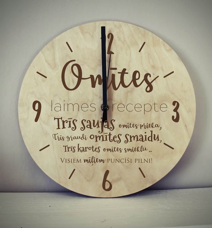 Koka sienas pulkstenis ar gravējumu - Omītes laimes recepte