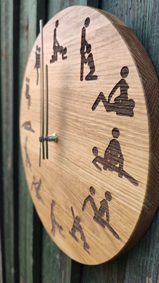 Koka sienas pulkstenis ar gravējumu - EROTISKAS POZAS