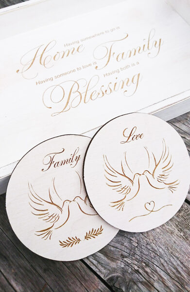 Koka paplāte ar gravējumu un 2 krūžu palikņiem - Family. Home. Blessing