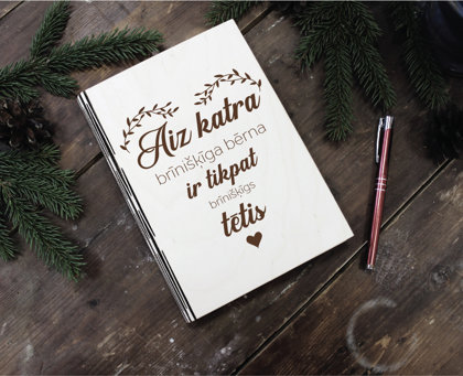 Plānotājs koka vākos ar gravējumu - Aiz katra gudra bērna