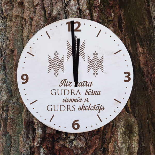 Koka sienas pulkstenis ar gravējumu - Aiz katra gudra bērna