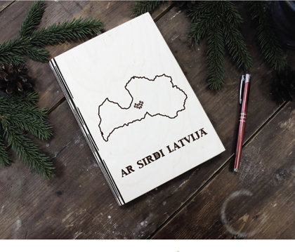 Plānotājs koka vākos ar gravējumu - Ar sirdi Latvijā