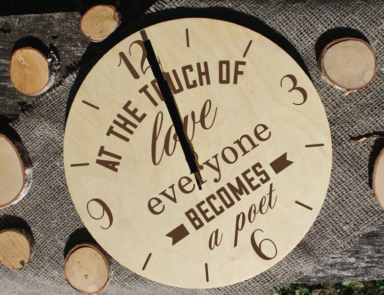 Koka sienas pulkstenis ar gravējumu - At the touch of love