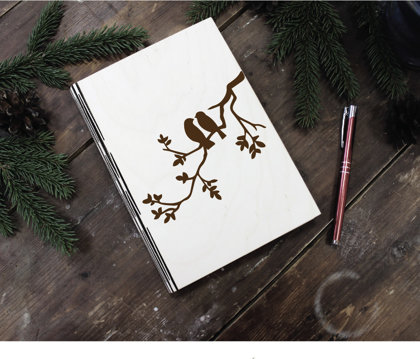 Plānotājs koka vākos ar gravējumu - Balodīši