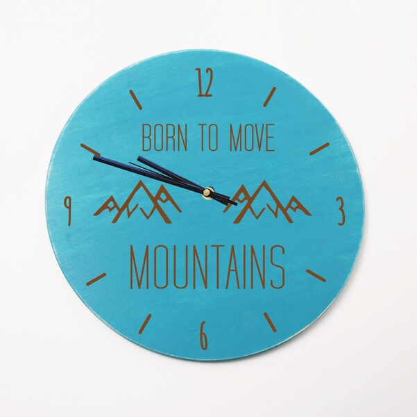 Koka sienas pulkstenis ar gravējumu - Born to move mountains