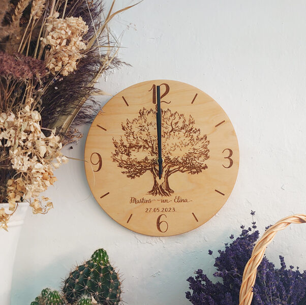 Koka sienas pulkstenis ar gravējumu - OZOLS