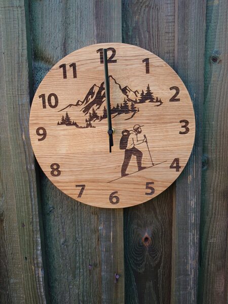 Koka sienas pulkstenis ar gravējumu - PIEDZĪVOJUMU MEKLĒTĀJS /29 un 40 cm/