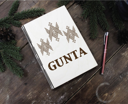 Plānotājs koka vākos ar gravējumu - Dieva zīme ar vārdu