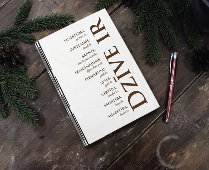 Plānotājs koka vākos ar gravējumu - Dzīve ir...