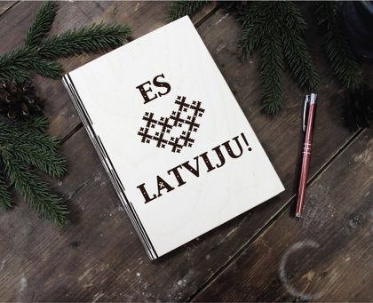 Plānotājs koka vākos ar gravējumu - Es mīlu Latviju