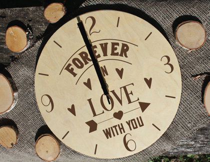Koka pulkstenis ar gravējumu - Forever in love