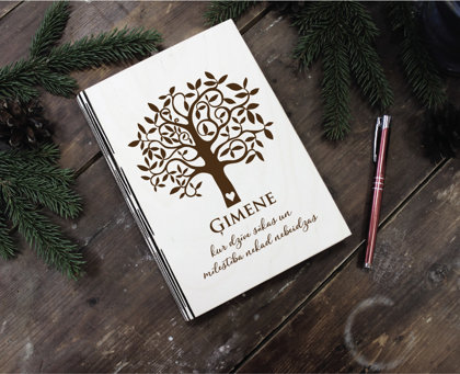 Plānotājs koka vākos ar gravējumu - Ģimenes koks