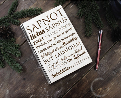 Plānotājs koka vākos ar gravējumu - Veiksmes likumi