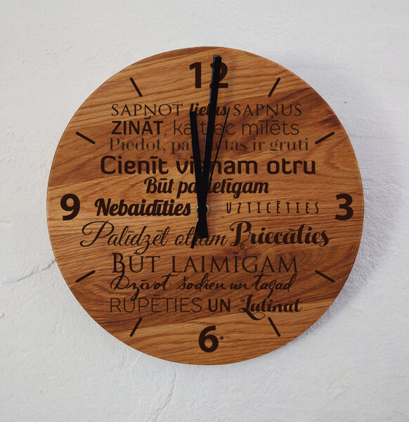 Koka sienas pulkstenis ar gravējumu - Ģimenes likumi