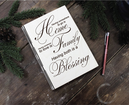 Plānotājs koka vākos ar gravējumu - Home, Family, Blessing