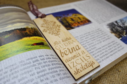 Koka grāmatzīme ar gravējumu - Aiz katra bērna