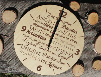 Koka pulkstenis ar gravējumu - IZLAIDUMS /ar Ģimenes likumiem/