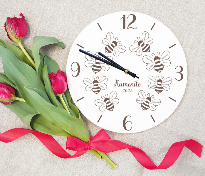 Koka sienas pulkstenis ar gravējumu - Bitītes un kamenītes /29 un 40 cm/