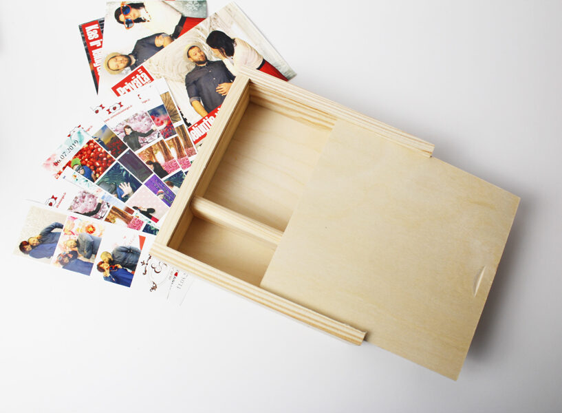 Koka kaste fotogrāfijām, USB, piemiņas lietām 18x18x5 cm /ZSKK241/