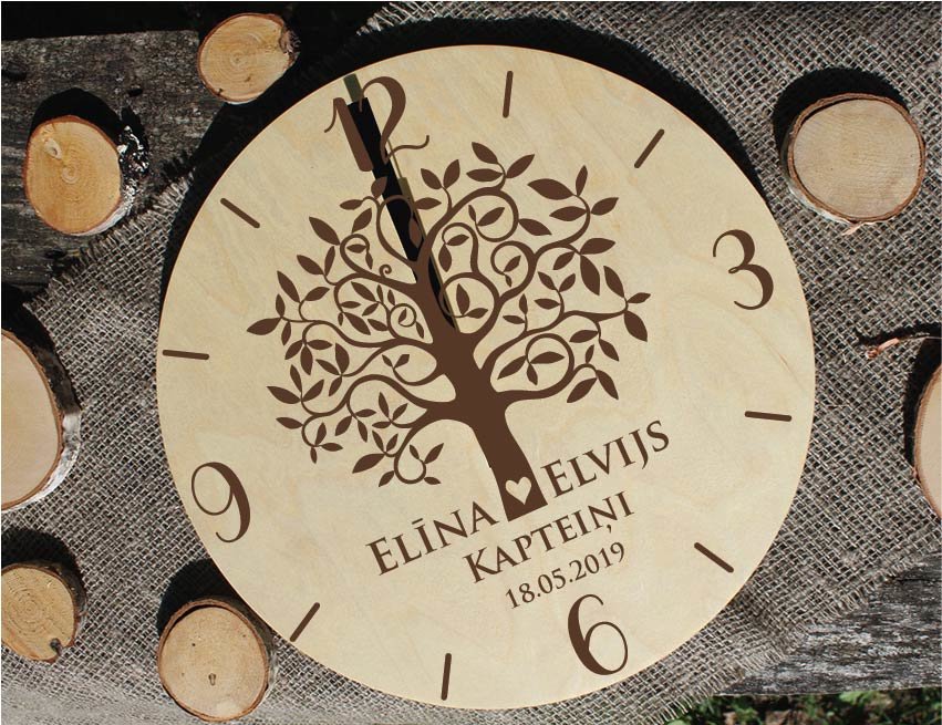 Koka sienas pulkstenis ar gravējumu - Mīlas koks