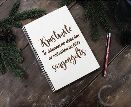 Plānotājs koka vākos ar gravējumu - Krustmāte