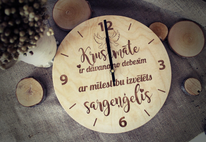 Koka sienas pulkstenis ar gravējumu - Krustmāte