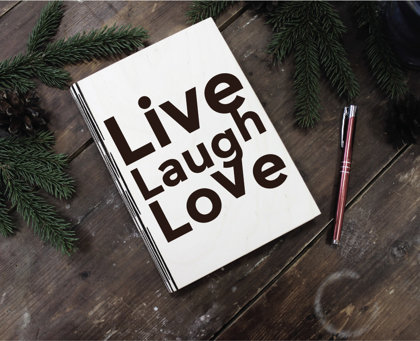 Plānotājs koka vākos ar gravējumu - Live, lought, love