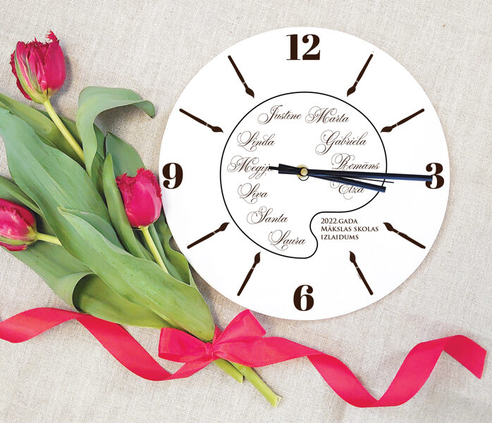 Koka sienas pulkstenis ar gravējumu - Māksla