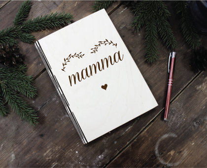 Plānotājs koka vākos ar gravējumu - Mamma