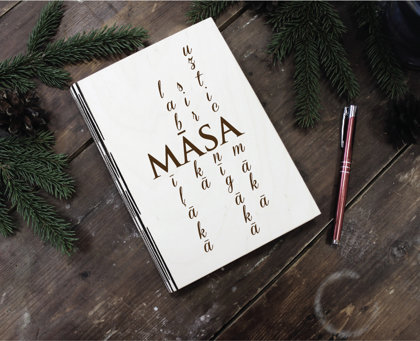 Plānotājs koka vākos ar gravējumu - Māsas īpašības