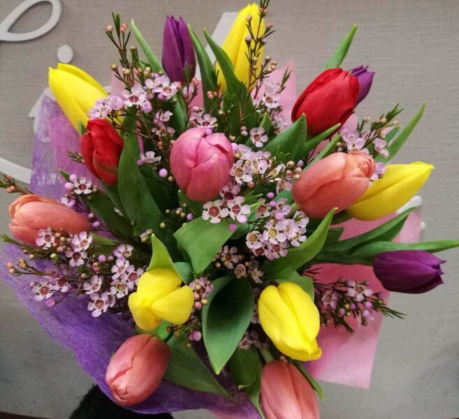 Ziedu pušķis sievietei - Mazās krāsu tulpītes