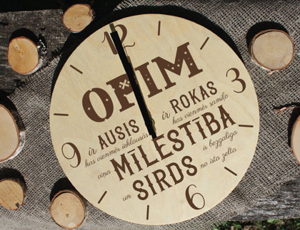 Koka sienas pulkstenis ar gravējumu- Opim zelta sirds