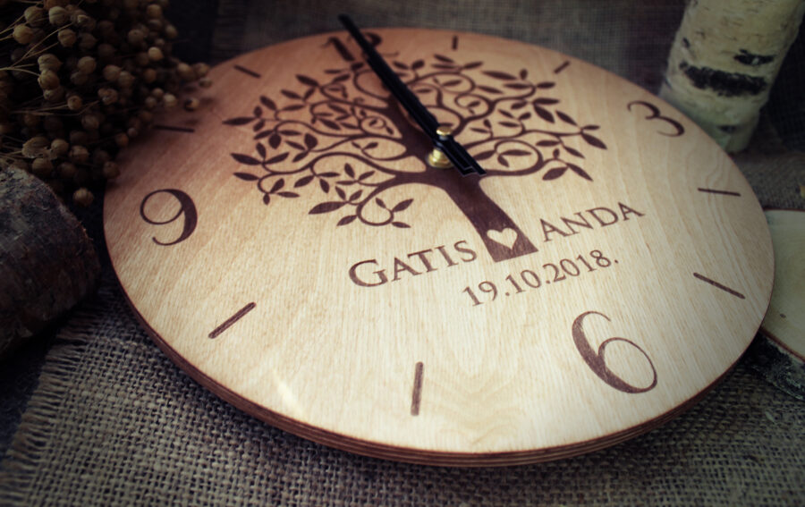 Koka sienas pulkstenis ar gravējumu - Mīlas koks