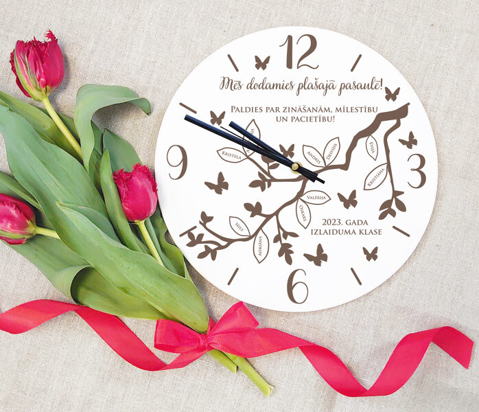 Koka sienas pulkstenis ar gravējumu - Tauriņi /29 un 40 cm/