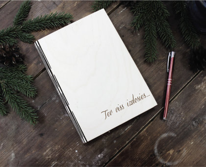 Plānotājs koka vākos ar gravējumu - Tev izdosies