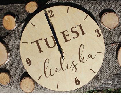 Koka pulkstenis ar gravējumu - Tu esi lieliska