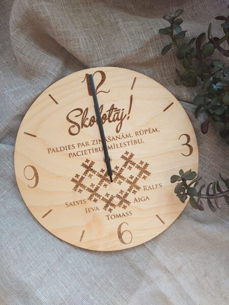 Koka sienas pulkstenis ar gravējumu - IZLAIDUMS ar sirdi /ar rakstu zīmēm/