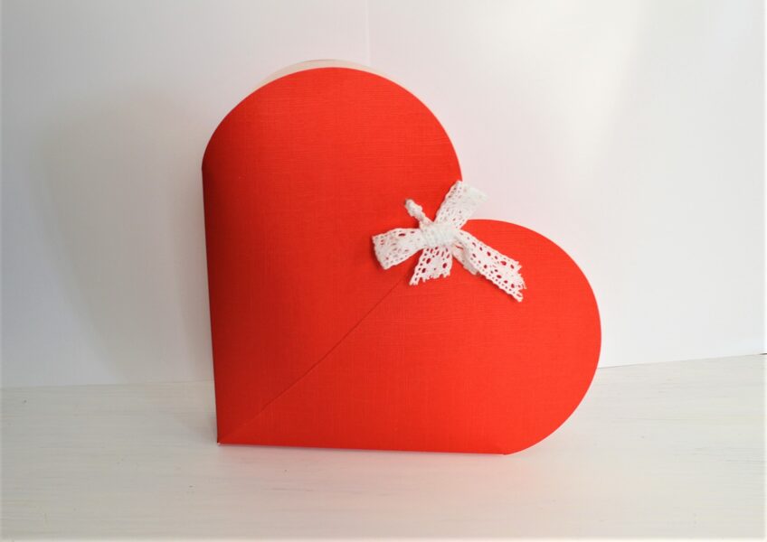 Kartona kastīte - sirds formā  230 x 270 x 40 mm /ZS59/